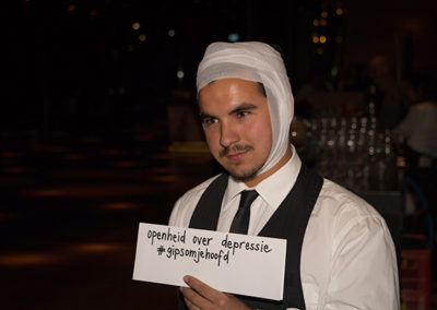 Depressiegala-gips-om-je-hoofd-2