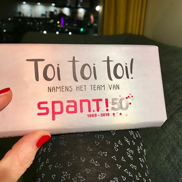Het was een topavond in Spant! En ik kreeg ook nog bloemen en chocola ❤️ #ikziedebuialhangen #psychiatrischcabaret