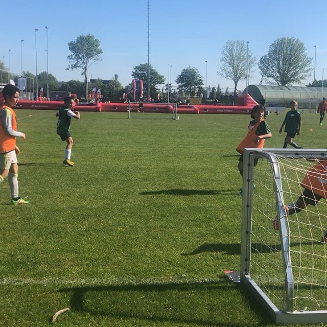 Oudste zoon speelt vandaag op de selectiedag van AZ. Geen idee wat t brengt maar hij heeft in elk geval bijna z’n moeder omver geschoten 😂.