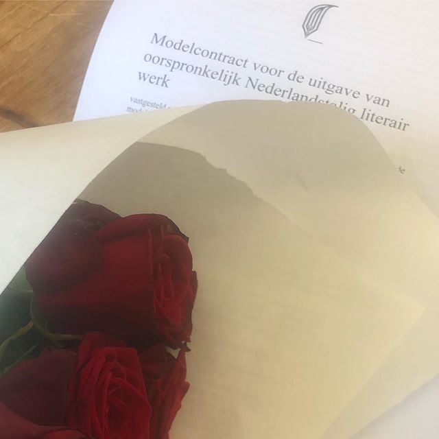 Ik tekende een nieuw boekcontract, kreeg rode rozen en @uitgeverijpluim en ik spraken de wens uit dat we nog heel veel mooie dingen met elkaar gaan maken. Het was een fijne dag 😊. #nieuweroman #writersofinstagram
