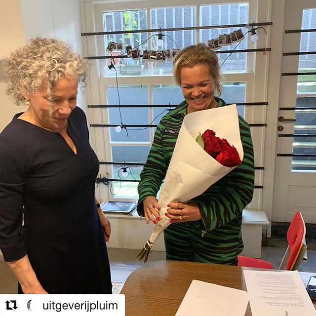 #Repost @uitgeverijpluim with @get_repost
・・・
Wij zijn blij en trots, want @roosschlikker tekende vorige week voor haar nieuwe roman! 🌹🥳
