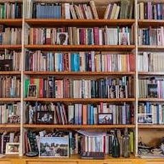 Aaaaarch! Wat moet ik lezen? Ik kan maar geen rust in een boek vinden. Heb Otmars zonen half uitgelezen, daarna Mijn allerliefste schat - te gruwelijk om uit te lezen. Welk boek raad jij me aan? #lezen